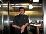 Küchenchef Ronan Kernen im "Chef's Table" Glaswürfel in der Küche des KUBE (©Foto: Marikka-Laila Maisel)